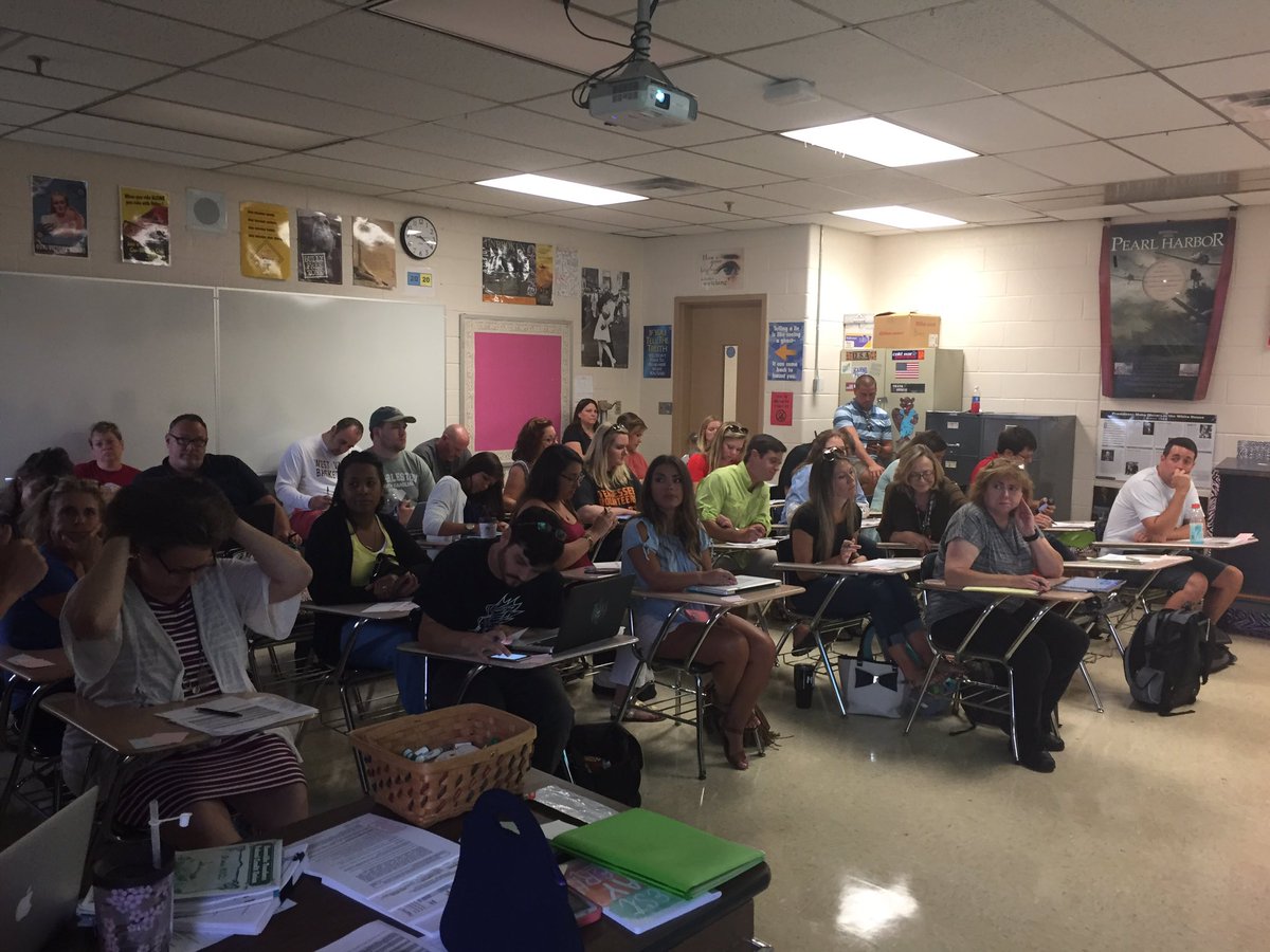 jengarrett24's tweet photo. Packed room for our DLD #KCSDLD #MiddleGT https://t.co/XfbvsH2gha