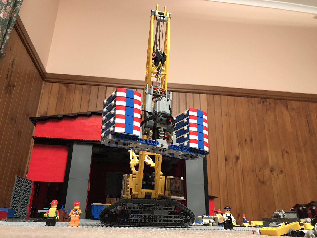 Big_Red_Shed's tweet image. Maximum safe working load 1400g!!! @ a radius of 24 studs and hook height of 50 studs @LEGO_Group #PowerFunctions #CrawlerCrane