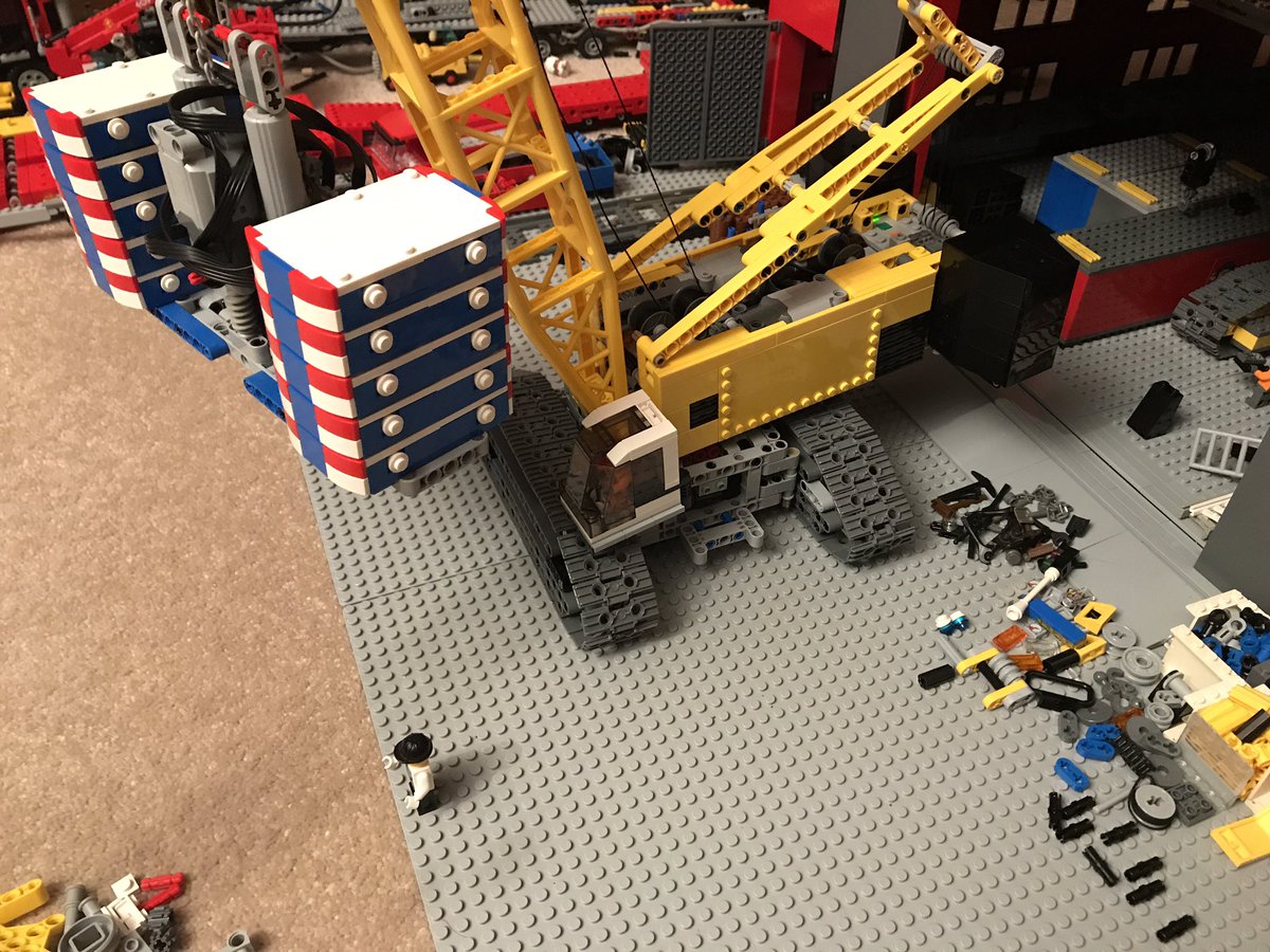 Big_Red_Shed's tweet image. Maximum safe working load 1400g!!! @ a radius of 24 studs and hook height of 50 studs @LEGO_Group #PowerFunctions #CrawlerCrane