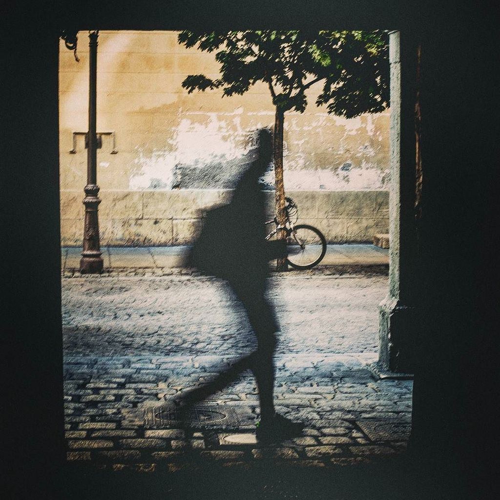 #alcala #alcaladehenares #people #motion #street #streetphotography #shadowhunters #silhouette ift.tt/2uREiFf