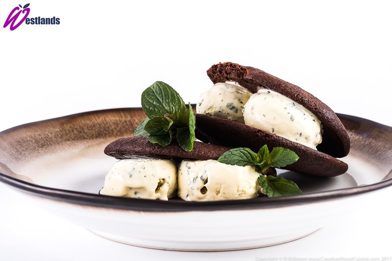 CanteenTweets's tweet image. We can't stop staring at this delicious #IceCream sandwich #recipe from @WestlandsWow! 🤤🤤🤤 Try it yourself: bit.ly/2tWbZlj