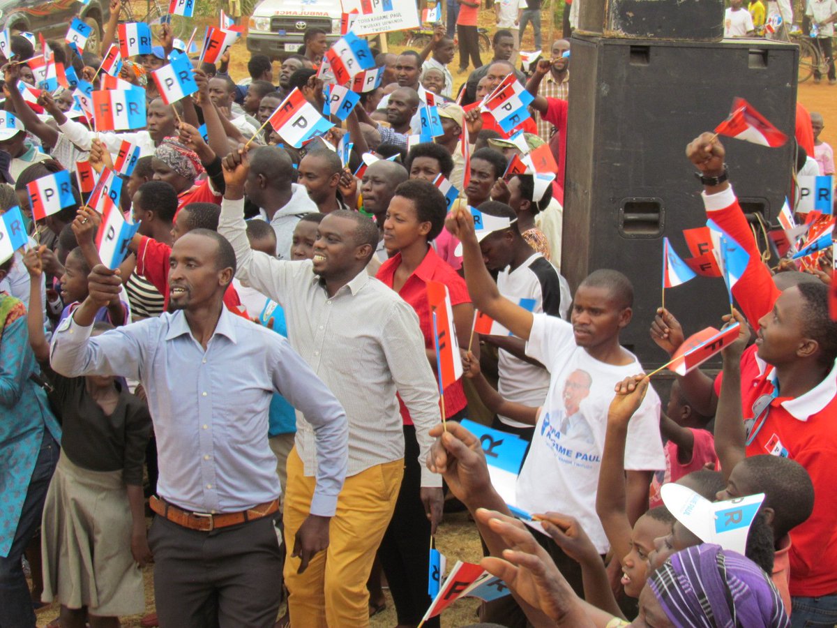 RpfGatsibo's tweet photo. Urubyiruko rwa #Kabaroresector rwahamije ko ruzakomeza gushyigikira #PaulKagame rumutora 100% ku itariki 4/8/2017. https://t.co/R4crqhYkyF