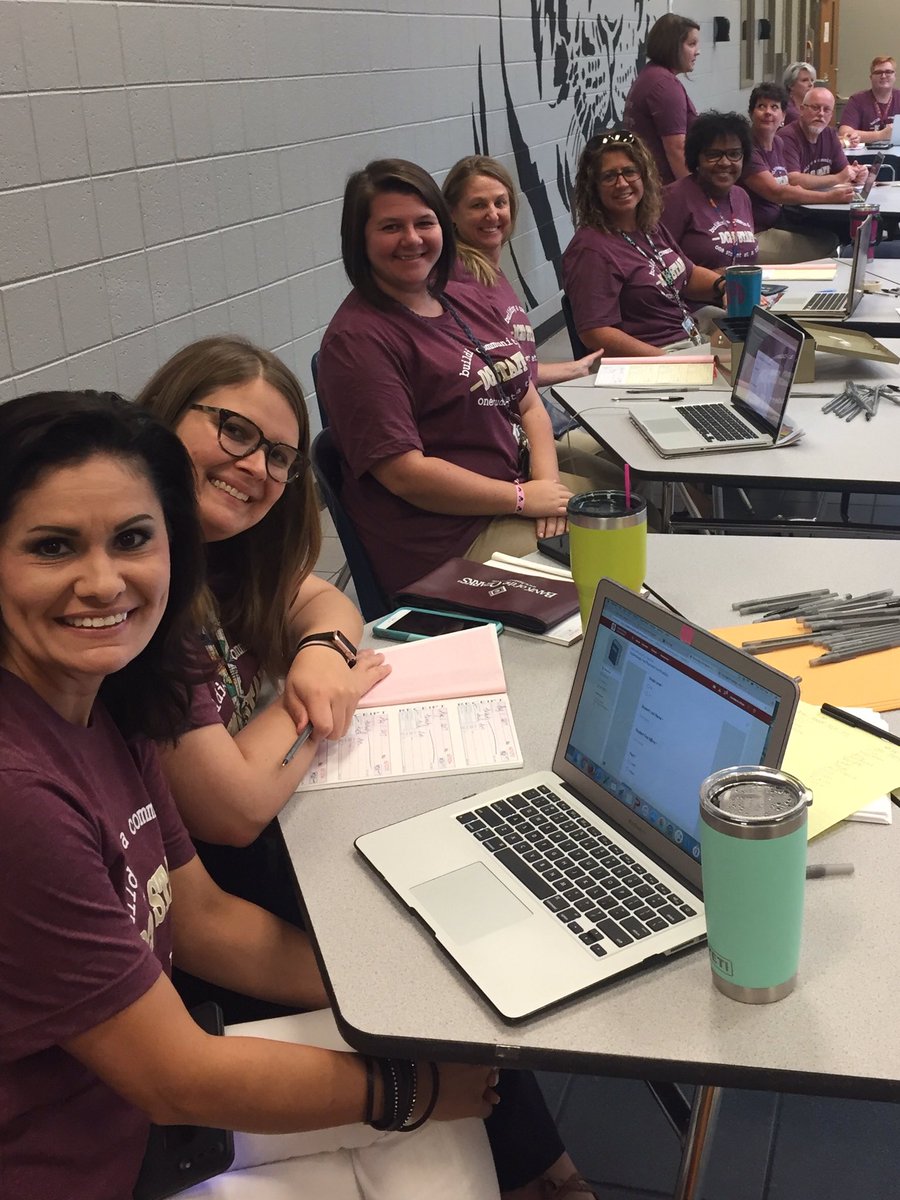 randisagona's tweet image. Our staff is all smiles welcoming 6th graders and their parents this morning. #1dawsonready #teamdcms #bringontheschoolyear