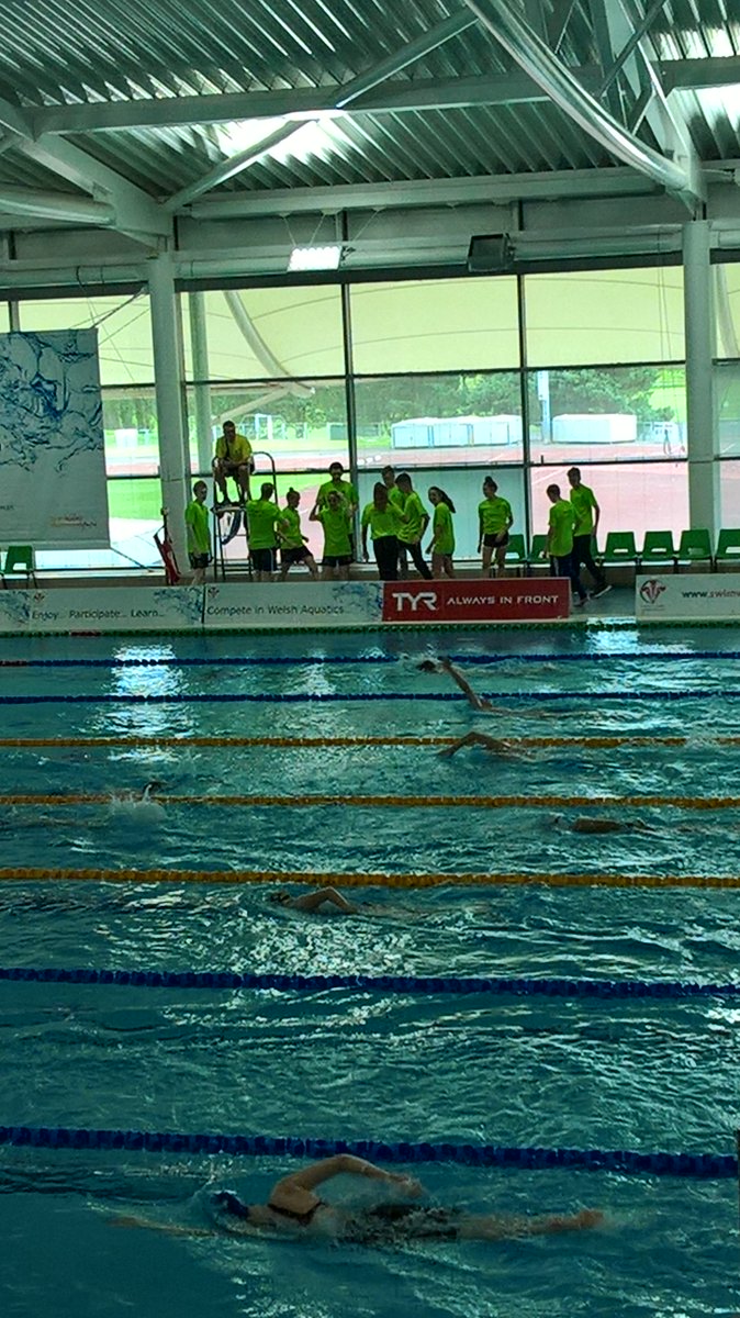 CentralBedsETS's tweet image. @09chrismurphy leading the swimmers through pre pool ready for tonight's finals #Prepool #preparation #process