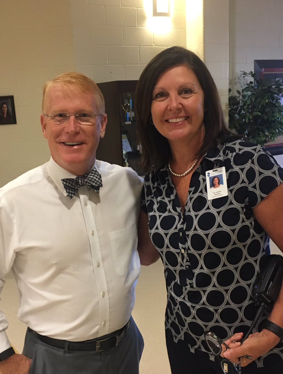 MillCreek_CCSD's tweet photo. All smiles on the first day!  Dr. Martin and Dr. Hightower (CCSD Superintendent of Schools) greet students. #ccsdleaders https://t.co/ktQ39HdSK7