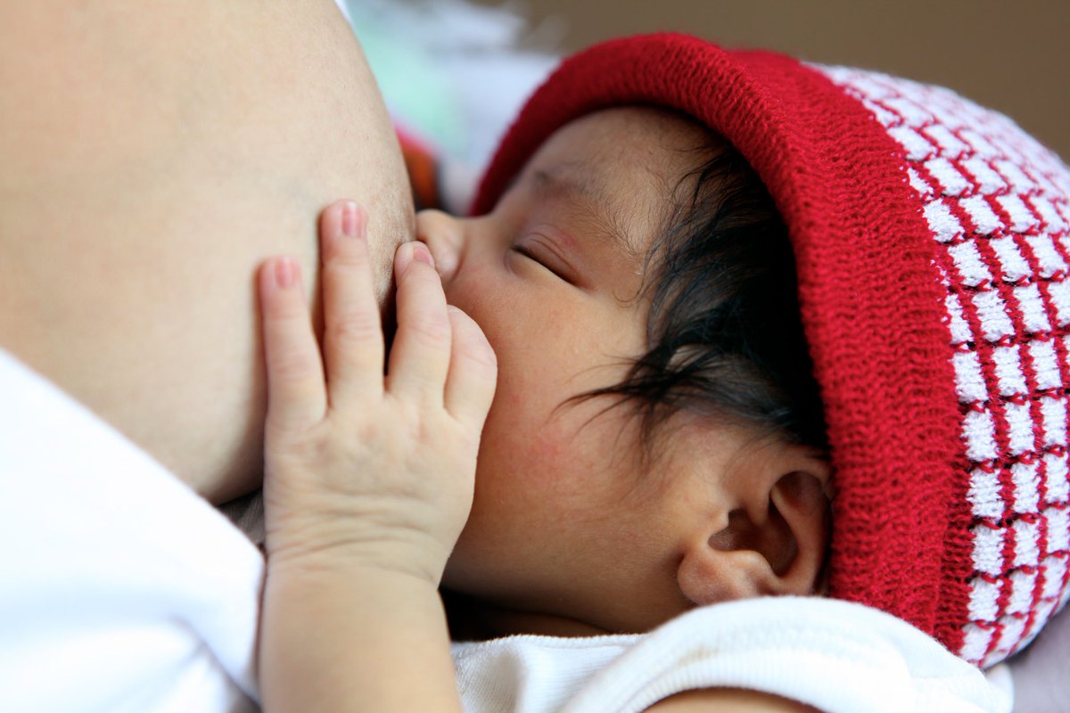 WHO's tweet photo. Breastmilk works like a baby’s first vaccine, protecting infants from potentially deadly diseases https://t.co/8VJUteOh5v #Breastfeeding https://t.co/LpFzGHMNFz