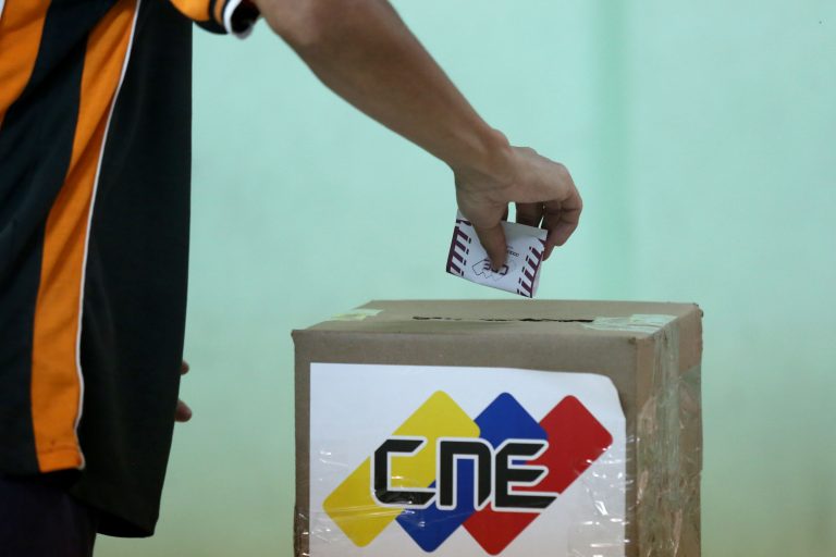 cpab11's tweet photo. custodios apoyando la constituyente en carupano el centro de formacion hombres nuevos toda la region occidental e insular https://t.co/gHuQXz0Rcc