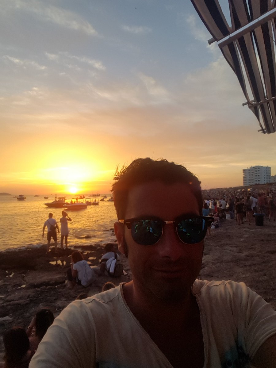 Lucaffa84's tweet photo. #IBIZAWEEKENDER senza tramonto #tramonto😁😁😁😁 #cafedelmar ibiza https://t.co/e9dKpns9ZK
