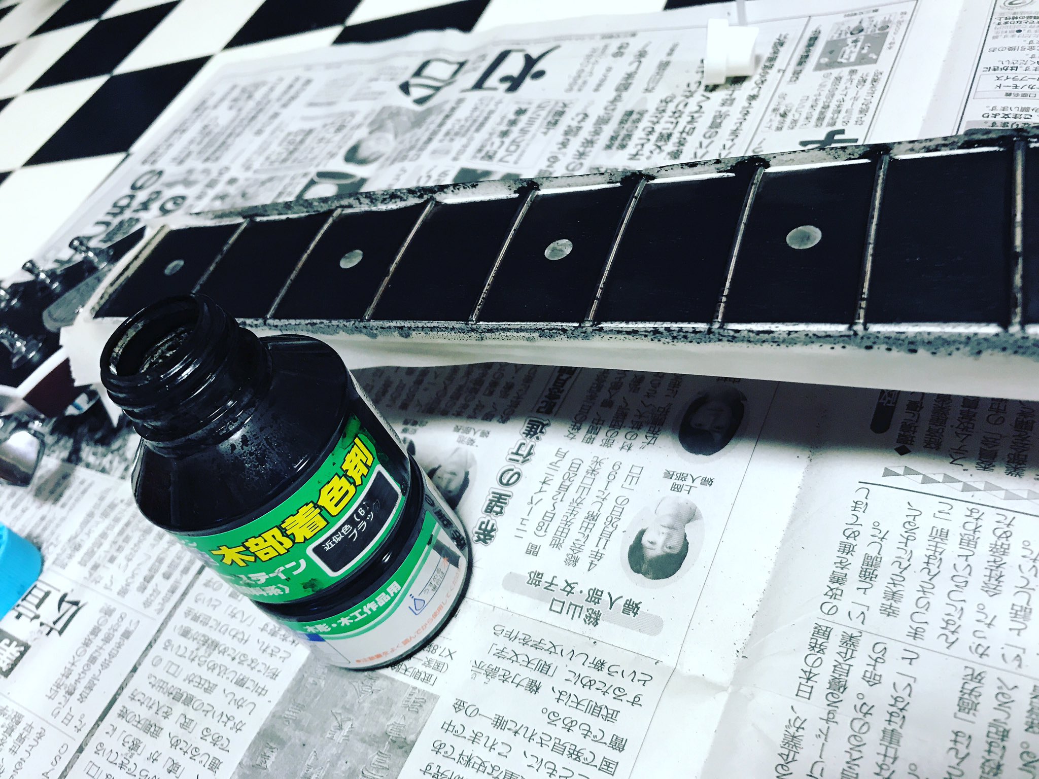 パンサー４５０ Zemaitisカシミアの ローズウッド指板を エボニー風に真っ黒にする モジョモジョ 終わりました うん 指板が黒い方が 高級感増すよね O Hotei 布袋寅泰 Zemaitis パンサー450 モジョモジョ T Co