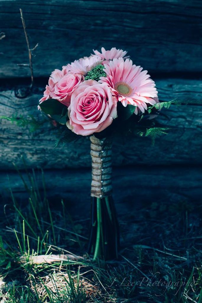 VanGoghFlowers's tweet photo. This stunning antique-like photo by @jessleephoto has out bouquet looking like a show-stopper! #VanGoghFlowers #Ptbo #jleephotography https://t.co/BtSdHttyrw