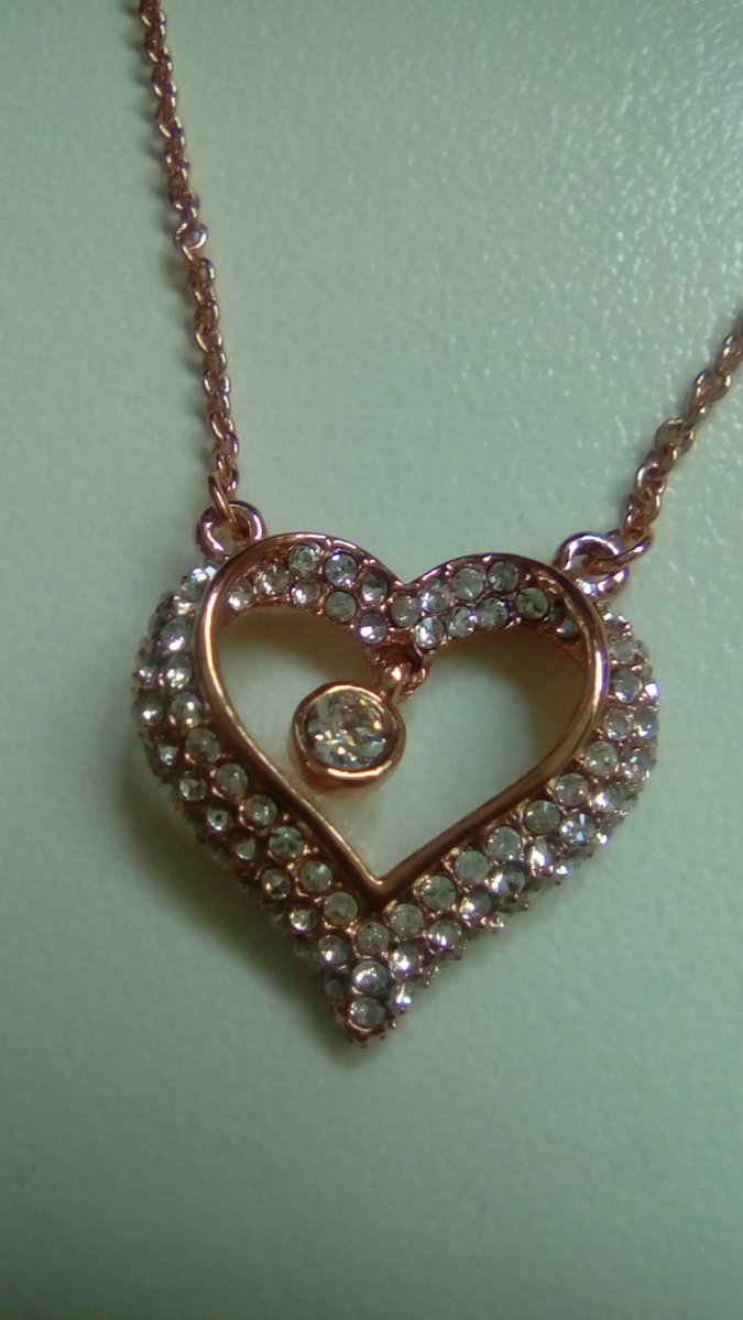 graziamariggio's tweet photo. #LadyColour #collana #pendente #cristalli #Swarovski #bellissima #luminosa #bijoux #colororo #donna #follower #fabioladimitriblogspot https://t.co/jClTokHz0X