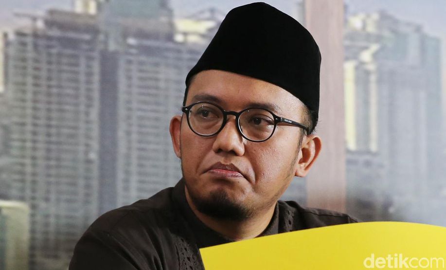 detikcom's tweet photo. Novel Duga Ada Kasus Korupsi di Balik Teror Air Keras https://t.co/4jnsQi4NUi https://t.co/8MbyVm2fDx