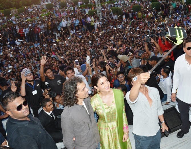 ShahRukhKhan_FC's tweet photo. More Pics-2: #ShahrukhKhan [ @iamsrk ] Visiting #Varanasi for #JabHarryMetSejal promotion #JHMSInVaranasi https://t.co/yvrIW4F7Jc
