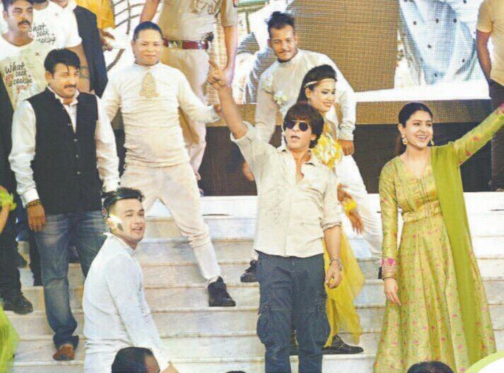 ShahRukhKhan_FC's tweet photo. More Pics-1: #ShahrukhKhan [ @iamsrk ] Visiting #Varanasi for #JabHarryMetSejal  promotion #JHMSInVaranasi https://t.co/mZTzmtBCYt