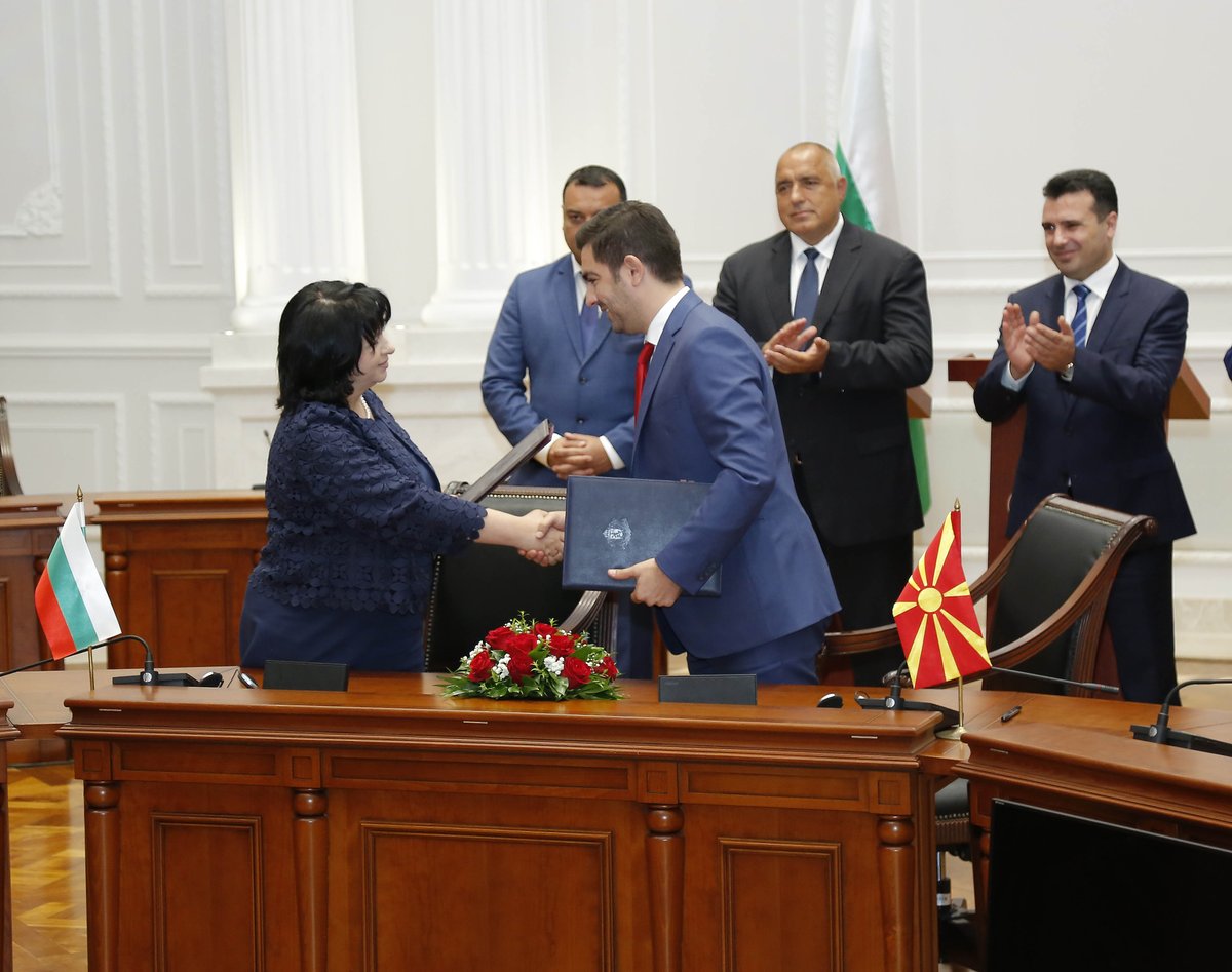 BoykoBorissov's tweet photo. Signing the Friendship, Neighborhood and Cooperation Treaty #Bulgaria and #Macedonia chose to look forward to a better future https://t.co/NHObj5HK0O