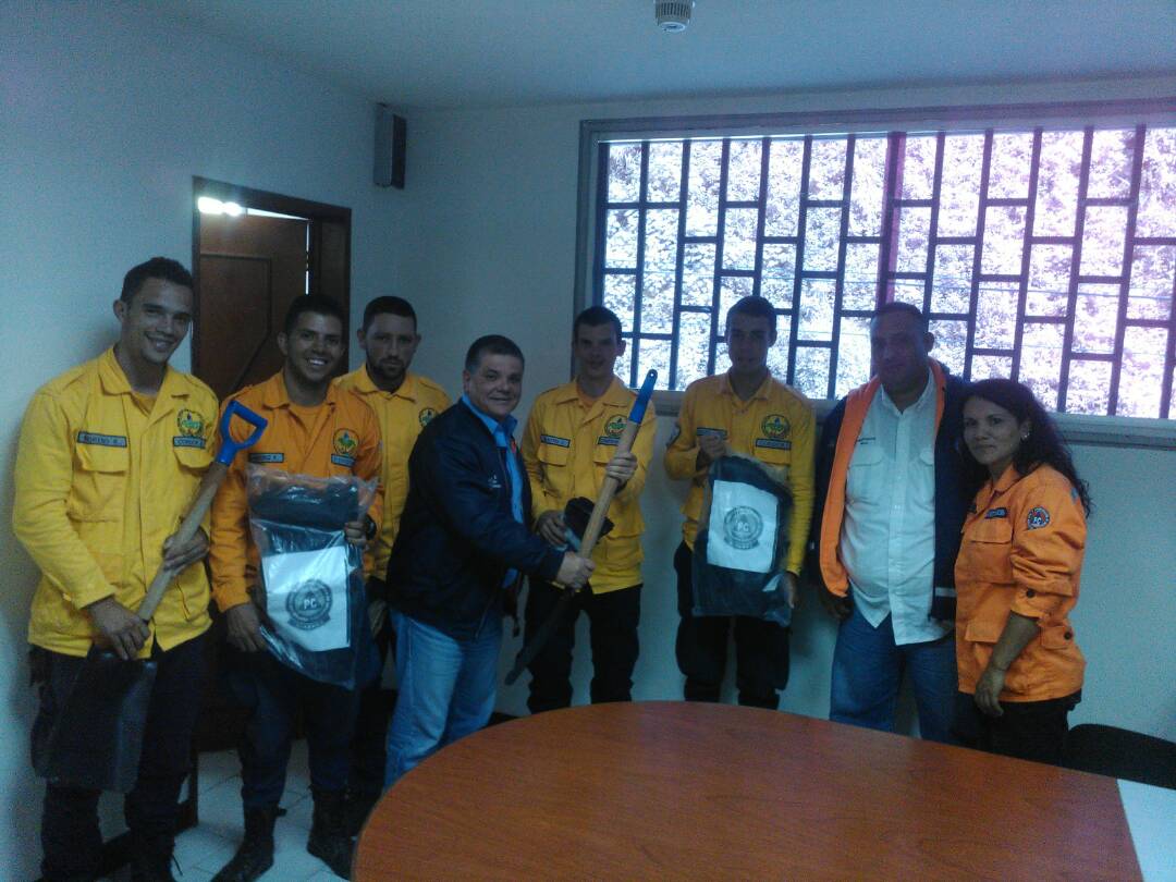 PCADMiranda's tweet image. Director de #PCMiranda, Víctor Lira, realiza entrega de material al &quot;Grupo de Rescate y Salvamento Cóndor I&quot; de los Altos Mirandinos