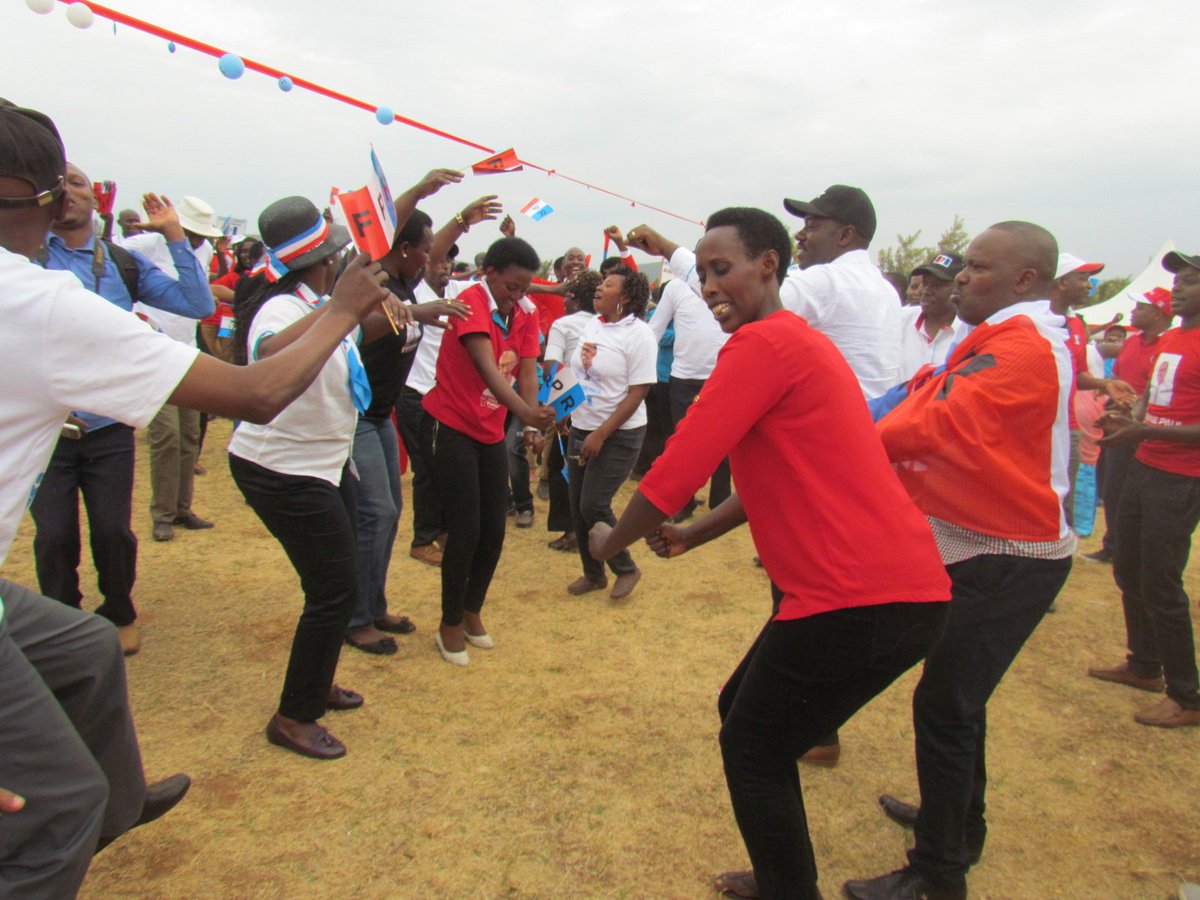 RpfGatsibo's tweet photo. Abanyamuryango ba @rpfinkotanyi b'ingeri zose ba #Kabaroresector bacinye akadiho bamamaza #PaulKagame https://t.co/pbb3Ikd1yW