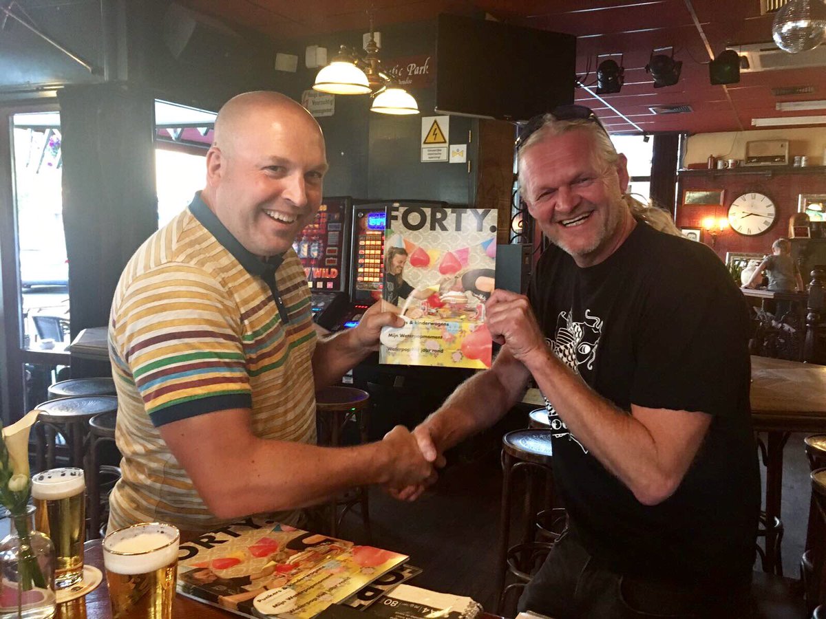 Waterpop's tweet image. Vandaag is de officiële Waterpop Glossy genaamd FORTY. gepresenteerd. Deze sappige verhalenbundel is verkrijgbaar tijdens de jubileumeditie!