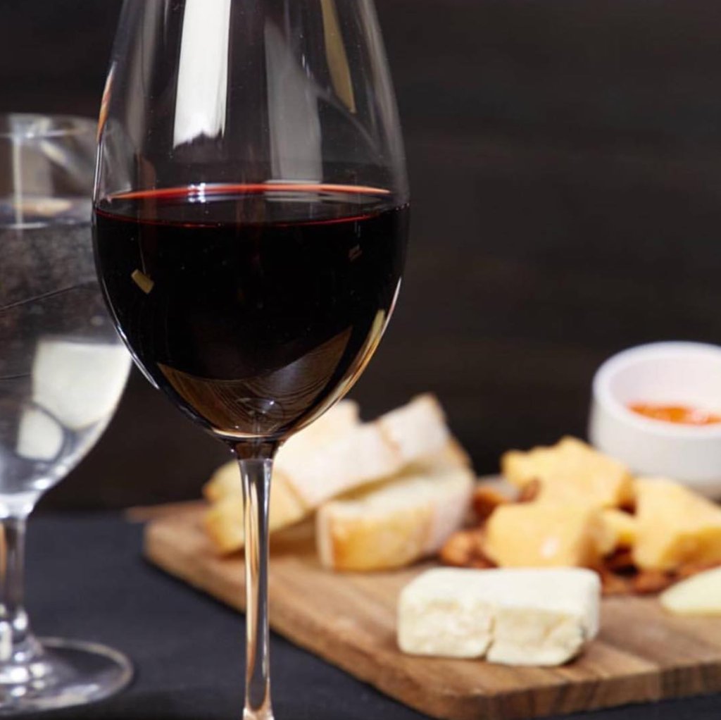 shayandivyny's tweet photo. Enjoy some drinks on Nat'l Night Out Day !!
Bring a friends for 1/2 Priced Bottles of Wine 🍷.
#ShayandIvy #NY https://t.co/vbeB7CObZG