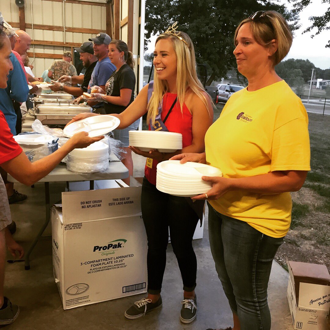 kerri_omeara's tweet photo. Even the Queen has her duties! 😉👑💃💐🎀🌸#balloonfield #mondaynight #queenduties https://t.co/RtdCr0sUdE
