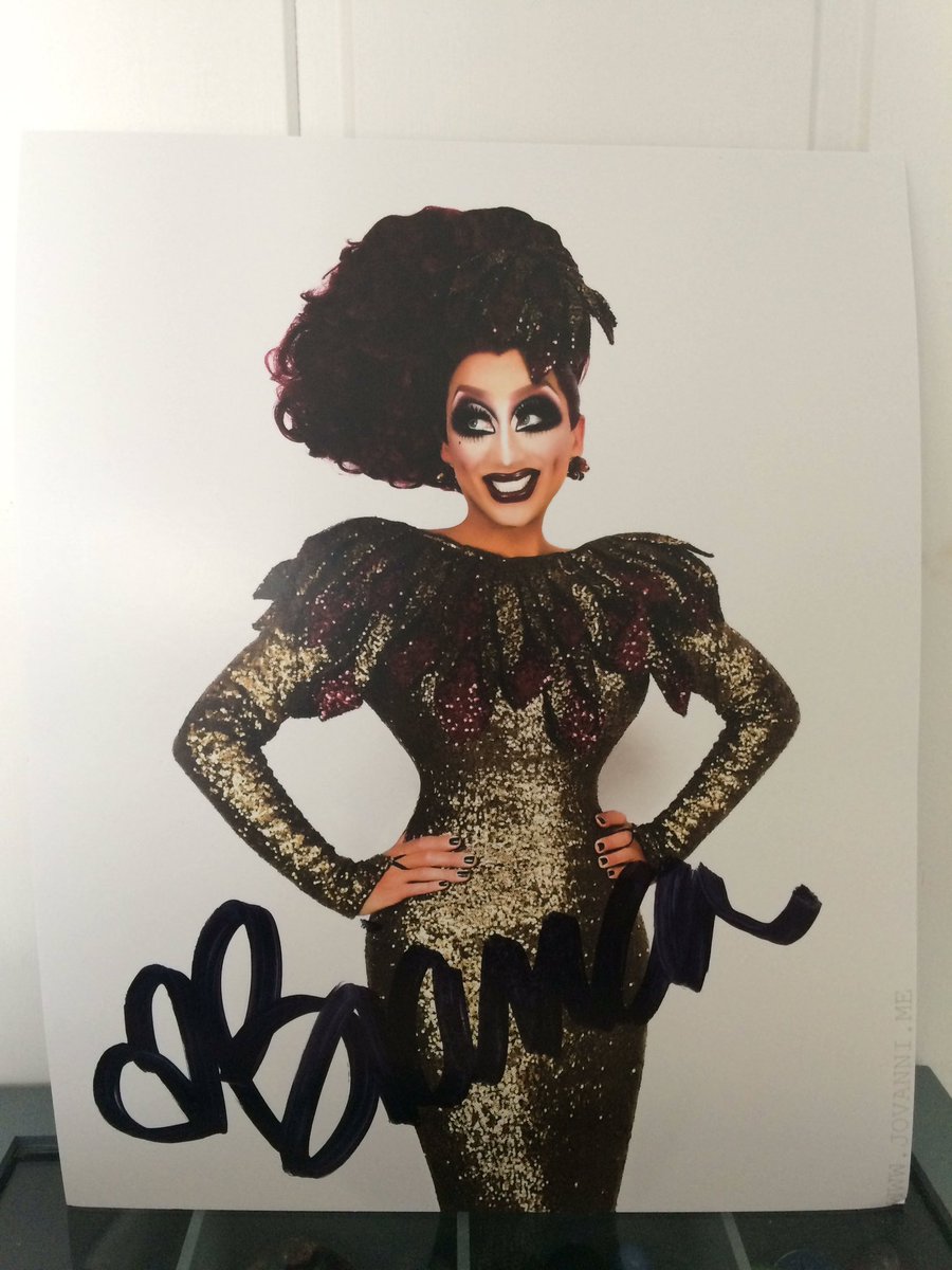 UpdatesRPDR's tweet photo. [PHOTO] 👑

Here a photo of @TheBiancaDelRio's autograph. 

photo by: @trixyadoll https://t.co/vyGlmnnIGO