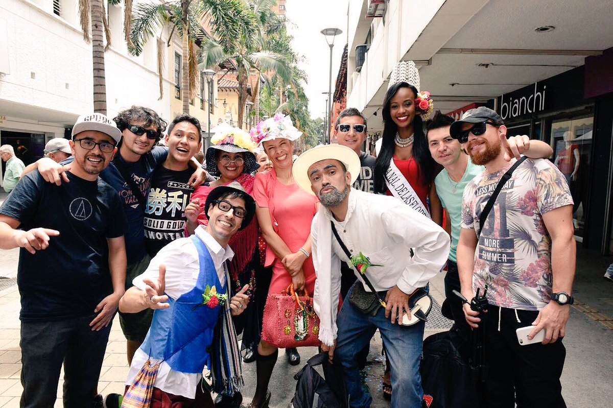 tomback_ec's tweet photo. Junto a la Reina Nacional de las Flores y los personajes de @LosFlores6 #FeriaDeLasFlores2017  #TombackColombia2017 https://t.co/DdEl7OxEKK