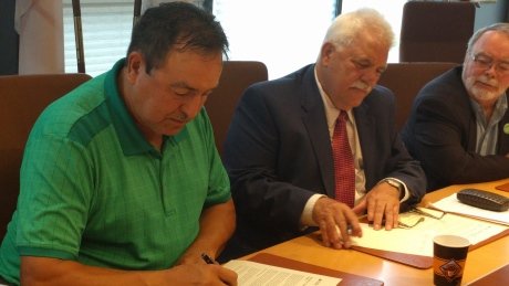 CBCIndigenous's tweet photo. Thunder Bay and First Nations sign pledge to address racism and student safety https://t.co/7GjJNY4cjV https://t.co/qdA3fWOAZ5