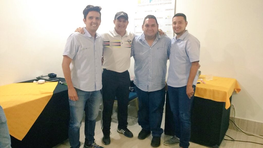 RealsantanderSA's tweet photo. #OrgulloReal💙
Felicitamos a nuestro Psicólogo deportivo Marlon Siza por su excelente ponencia y sus colegas de @APetrolera e @indersantander https://t.co/4R9sEHytBt
