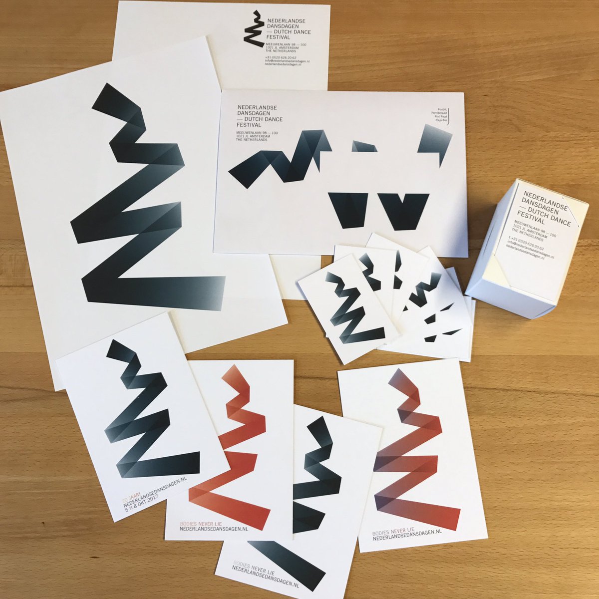 Dansdagen's tweet photo. Vers van de pers: briefpapier, enveloppen, visitekaartjes en ansichtkaarten! Nu is het wachten op de volgende artworks... #programmaboekjes https://t.co/amWYRfQYlP