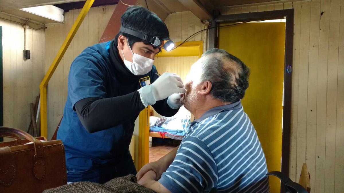 HospitalFresia's tweet photo. Dr. Balbontin realiza evaluación dental a pacientes en visita domiciliaria integral de pacientes postrados. #aps #saludoral #salud https://t.co/ZEyVZSJztx