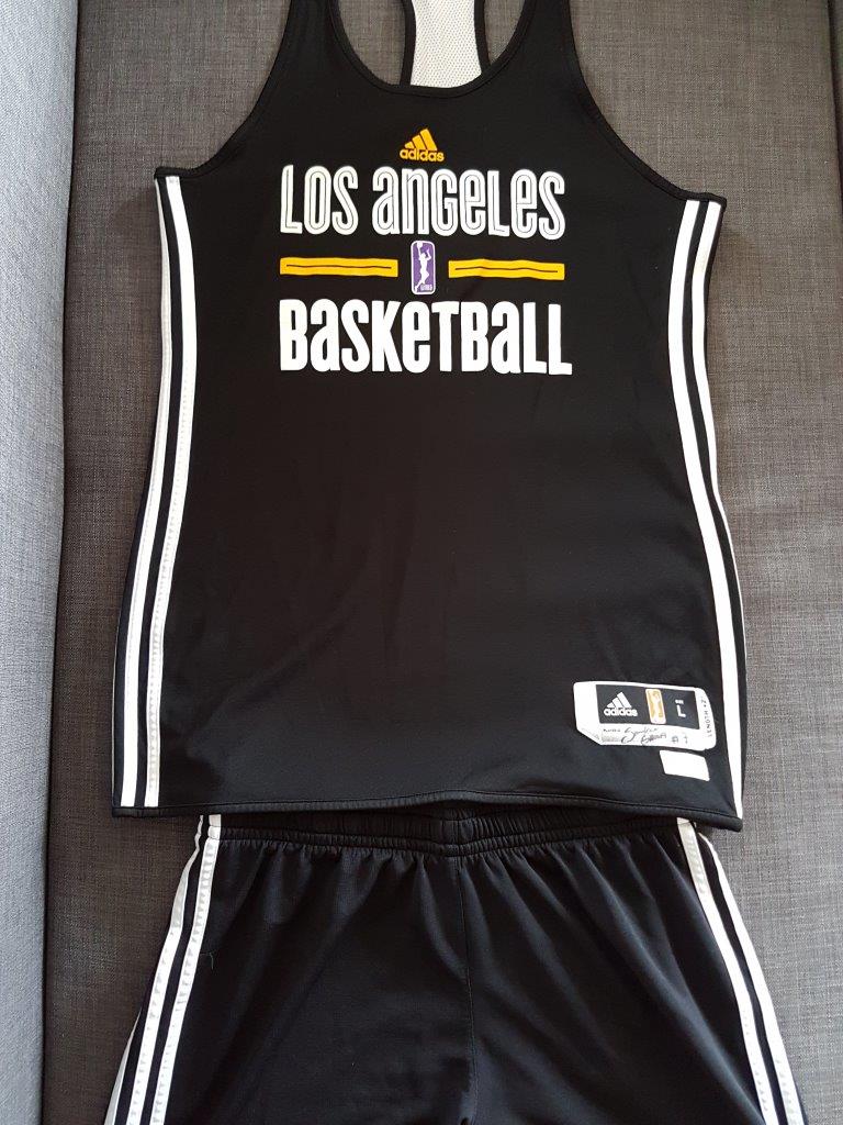 Sandrine_Gruda's tweet photo. Pour 🎉 mon retour à L.A et tous vous remercier  ➡️ RT + Follow pour gagner mon maillot &amp; short dédicacé 🖊💛💜
Bonne chance la #TeamGruda 😉🤞 https://t.co/lkIsBcm62v