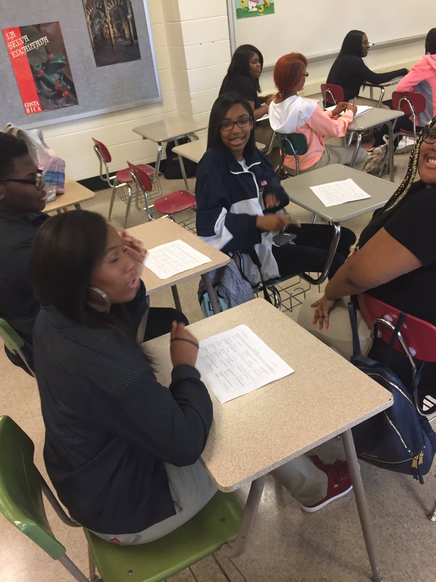 BroadRippleMHS's tweet photo. Ms Donnie - clase de Espanol! @BroadRippleMHS https://t.co/IpB3GNFqwr