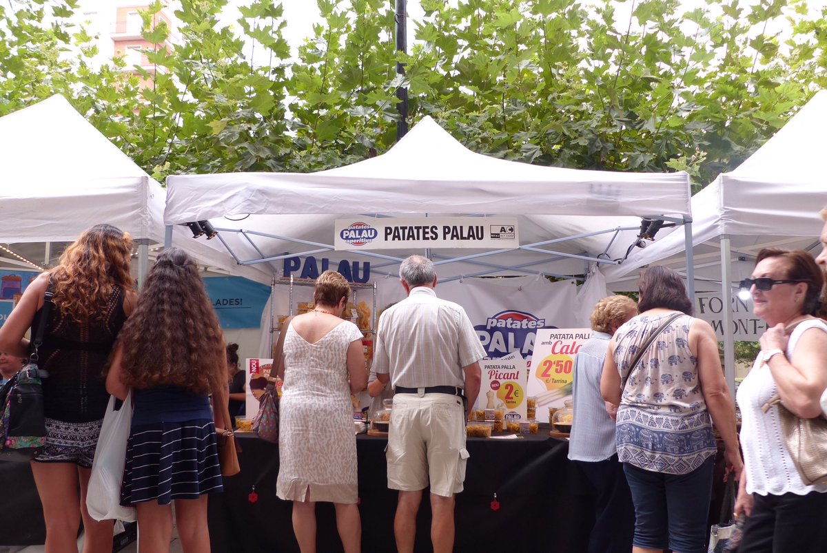 patatespalau's tweet photo. I a tu? Quina t'agrada més? Tòfona, calçot, pebre negre, llimona i pebre.. Degusta-les a la parada del Pati! #Valls #firagost2017 @firagost https://t.co/hg46RPnuAP
