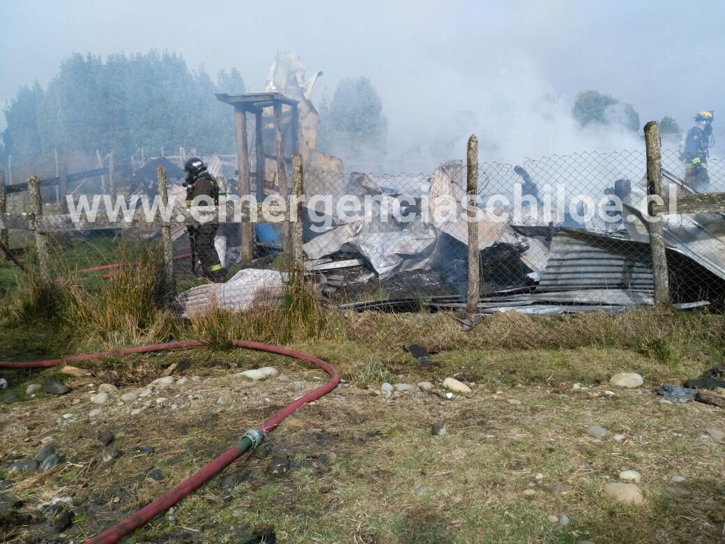 erchiloe's tweet photo. 🔴 #Chonchi 🚨
Bomberos @PrimeraChonchi y @Seg2ndaChonchi trabajan en labores de remoción, vivienda totalmente consumida en sector Púlpito https://t.co/Xsx99dPJ4H