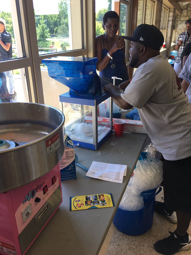 clevergyrl's tweet image. #McDonaldFamilyreunion #2k17 #snowconeMachine #cottonCandymachine☺️