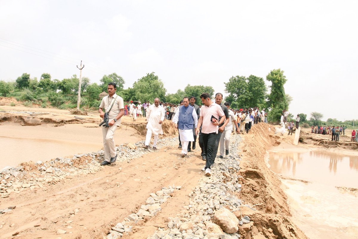 vijayrupanibjp's tweet image. On the 3rd day of my stay at Banaskantha, visited flood affected villages to assess loss and damage caused due to heavy rain.