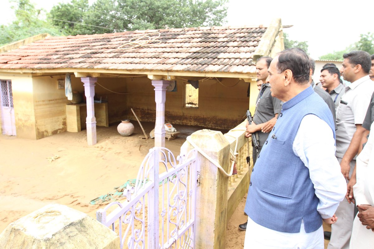 vijayrupanibjp's tweet image. On the 3rd day of my stay at Banaskantha, visited flood affected villages to assess loss and damage caused due to heavy rain.