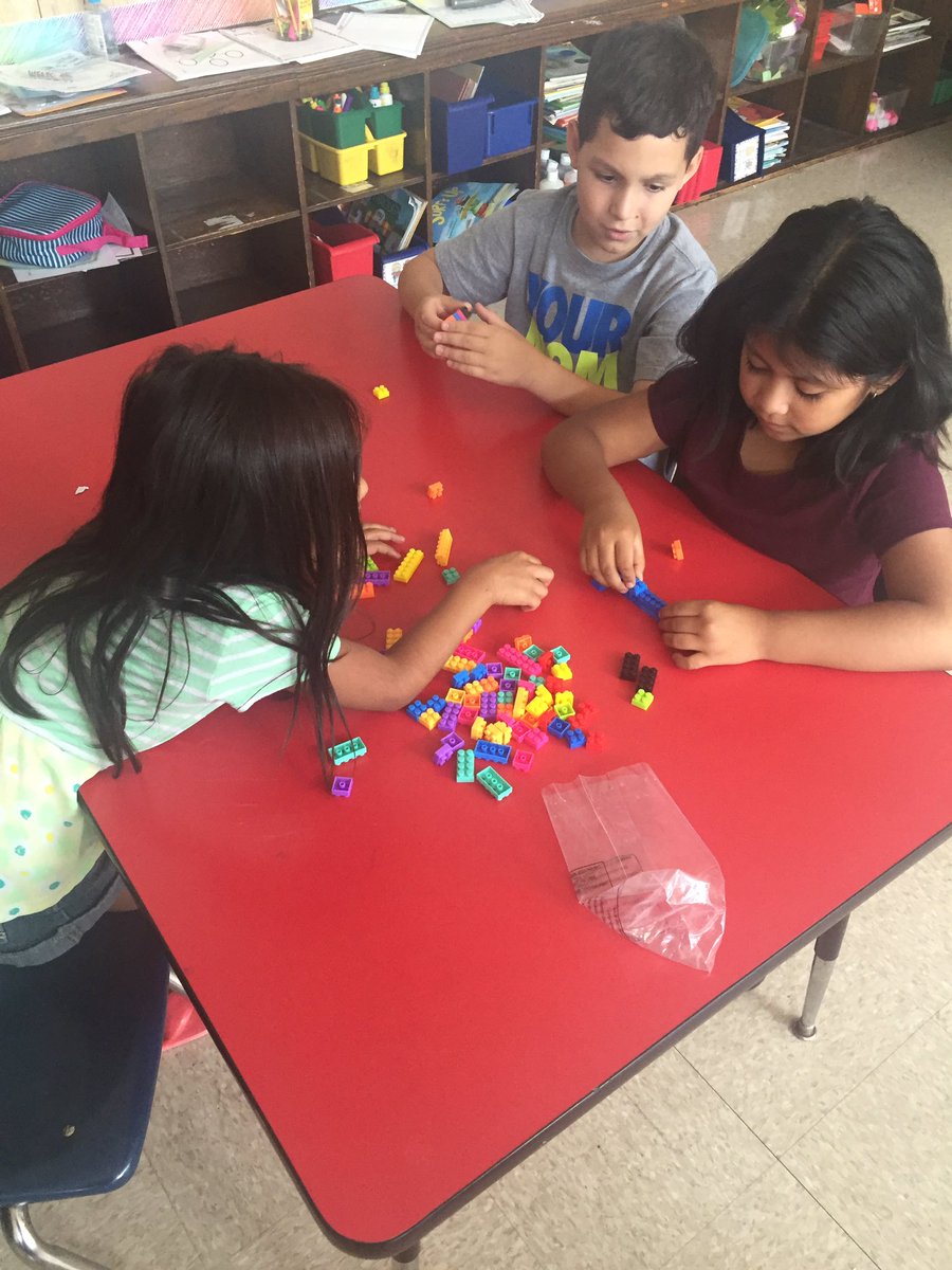 MsKallertEDU's tweet image. Love me a STEM challenge! Mrs. Ickles read the 3 little pigs. Can our brick houses keep out the wolf?? #weebuild #braincamp @teachnbeach1