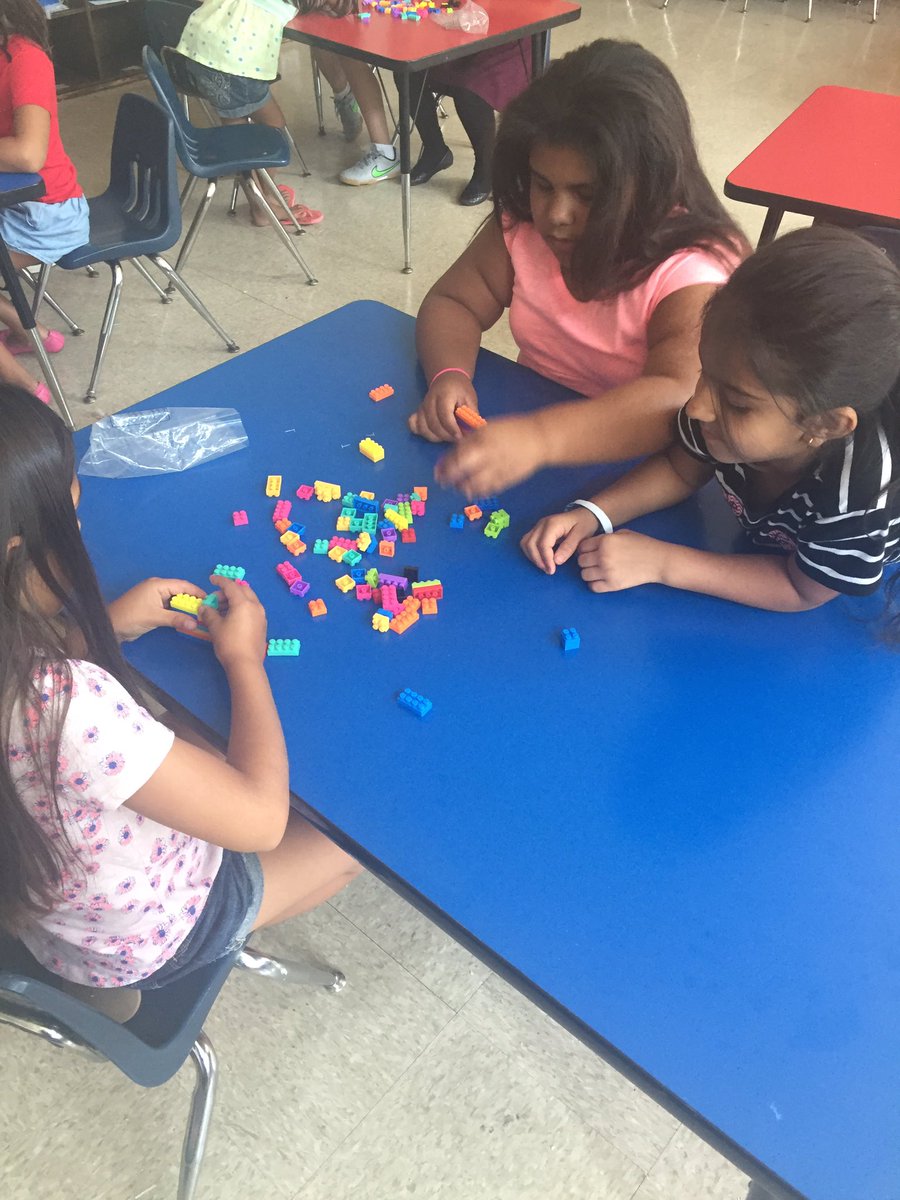 MsKallertEDU's tweet image. Love me a STEM challenge! Mrs. Ickles read the 3 little pigs. Can our brick houses keep out the wolf?? #weebuild #braincamp @teachnbeach1