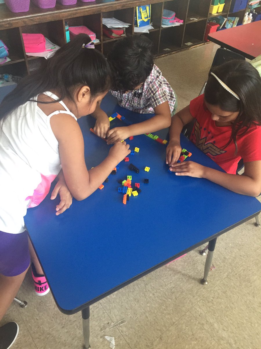 MsKallertEDU's tweet image. Love me a STEM challenge! Mrs. Ickles read the 3 little pigs. Can our brick houses keep out the wolf?? #weebuild #braincamp @teachnbeach1
