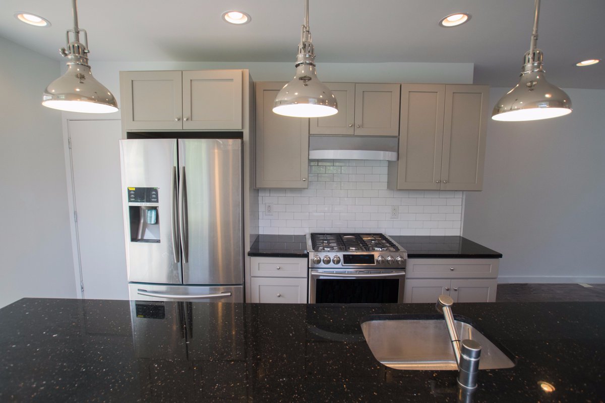 Evolve_Build's tweet image. Kitchen filled with natural light😍plenty of countertop space for cooking+stainless steel appliances to make it easier!#EvolveBuild #kitchen