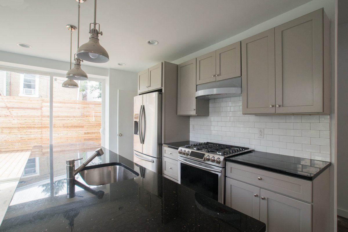 Evolve_Build's tweet image. Kitchen filled with natural light😍plenty of countertop space for cooking+stainless steel appliances to make it easier!#EvolveBuild #kitchen