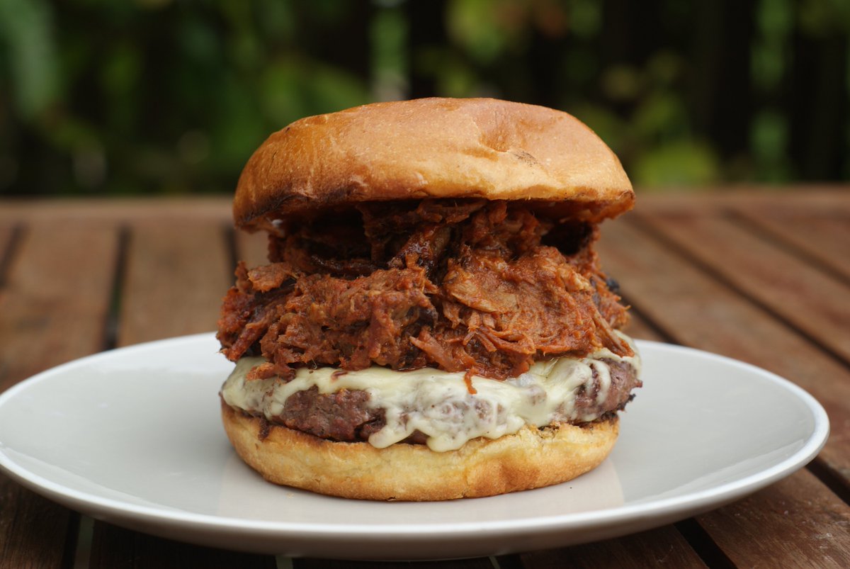 KungFuBBQ's tweet image. BBQ80/17: Burgers topped with pulled pork - New blog post now up: kungfubbq.co.uk/bbq8017-burger… - Nice easy cook, great results 👍#UKBBQ
