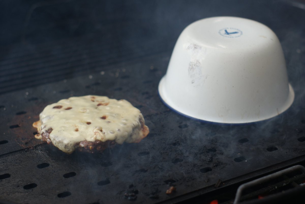 KungFuBBQ's tweet image. BBQ80/17: Burgers topped with pulled pork - New blog post now up: kungfubbq.co.uk/bbq8017-burger… - Nice easy cook, great results 👍#UKBBQ