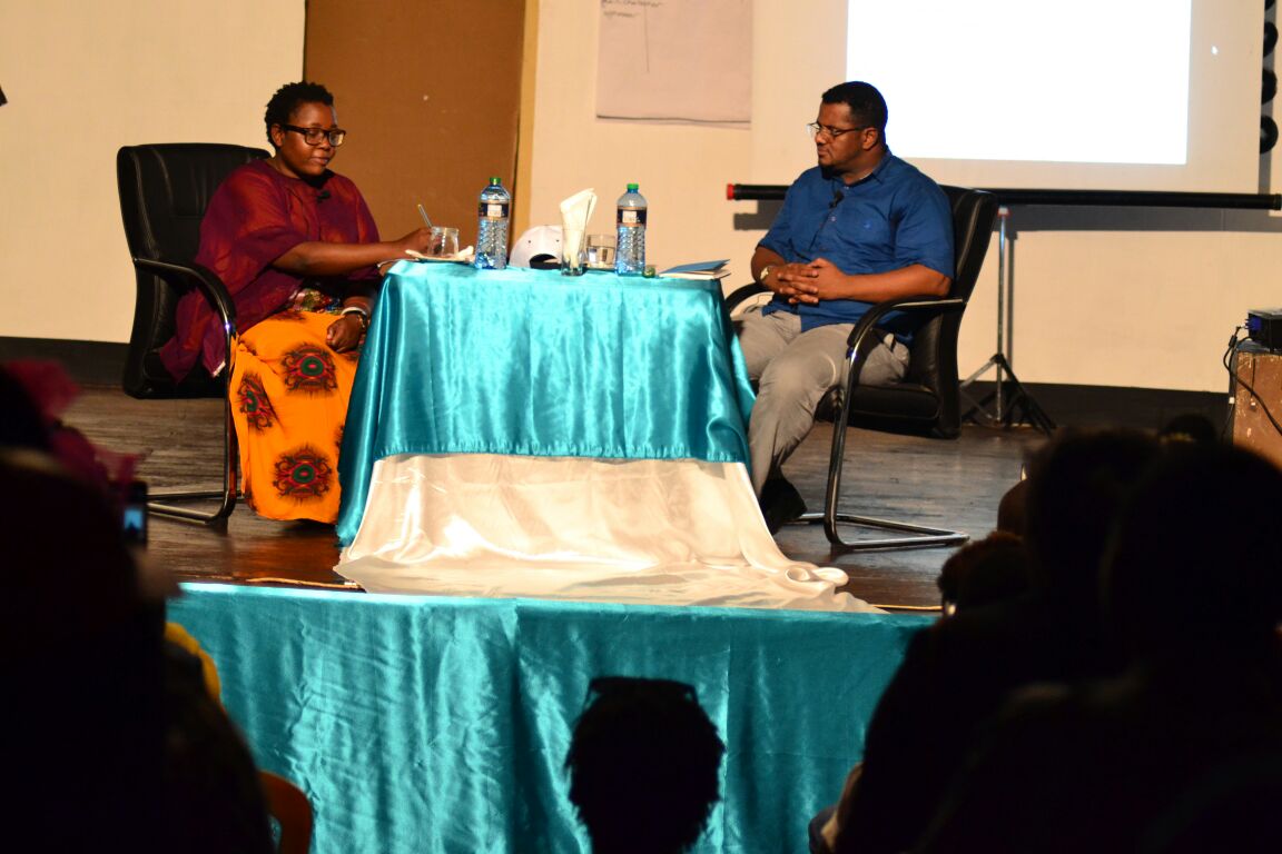 29nyash's tweet photo. @HassanOmarH having a conversation with the Mombasa Artists 

#SanaaNaSarai https://t.co/PRnmObz3hu