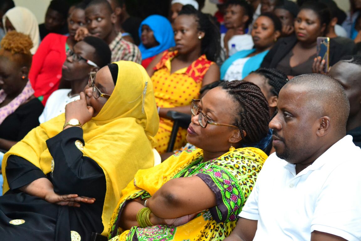 29nyash's tweet photo. @HassanOmarH having a conversation with the Mombasa Artists 

#SanaaNaSarai https://t.co/PRnmObz3hu