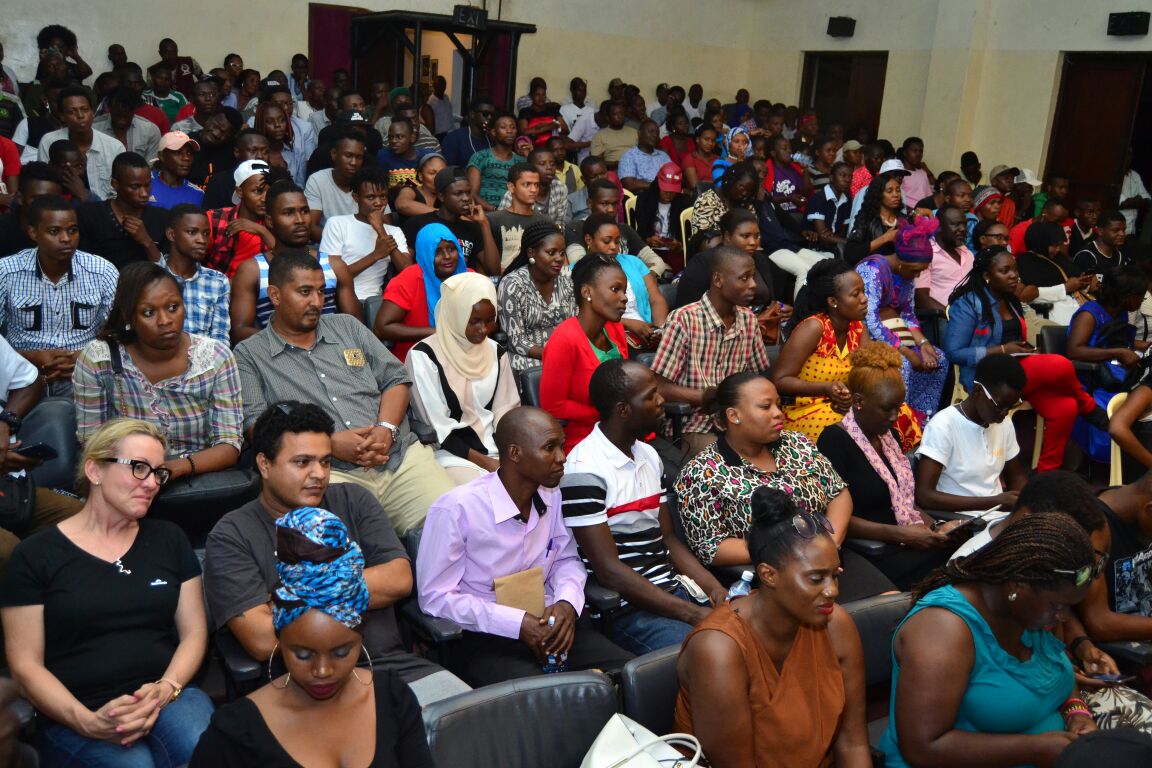 29nyash's tweet photo. @HassanOmarH having a conversation with the Mombasa Artists 

#SanaaNaSarai https://t.co/PRnmObz3hu