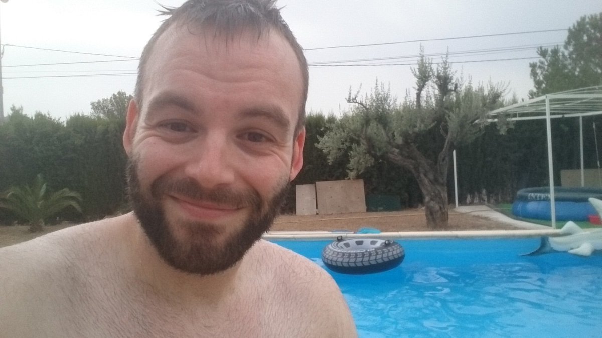 Adolfotelloq's tweet photo. Gaudint del estiu!!  #piscina #estiu #refrescat #bochorno #calor https://t.co/pZwMrWvLfi