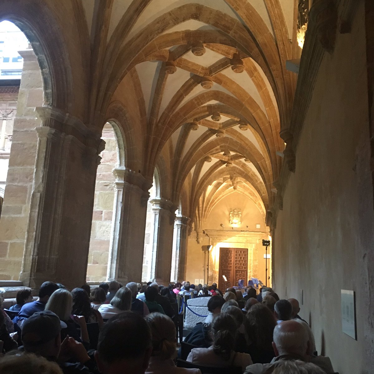 AsanchezAdela's tweet photo. Llenazo en el Arqueológico de @aytoviedo para escuchar a @SeldomSene https://t.co/1pe3xmwKfX