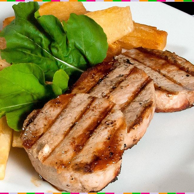 El #cerdo es una carne , magra, jugosa ideal para disfrutar a la parrilla o con sala barbecue acompañada con ensalada y yuca.